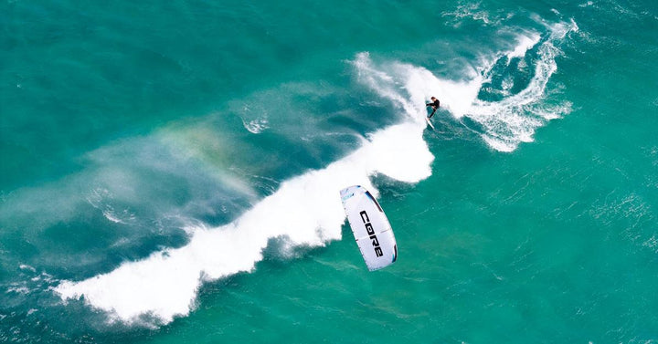 CORE NXS en surf dans les vagues - photo CORE